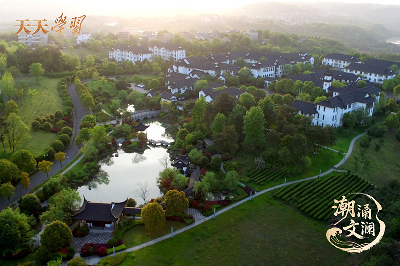 如今，越劇不僅活躍在嵊州人日常生活的一個個角落，也深深烙印在嵊州人的精神血脈之中。圖為古色古香的嵊州越劇藝術學校。