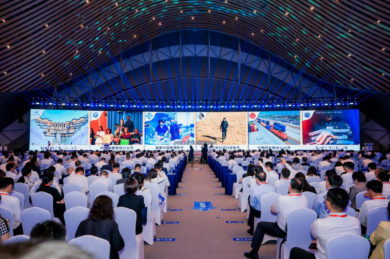 2025年中國(guó)網(wǎng)絡(luò)文明大會(huì)《走好網(wǎng)上群眾路線百個(gè)成績(jī)突出賬號(hào)推選活動(dòng)成果》發(fā)布現(xiàn)場(chǎng)。