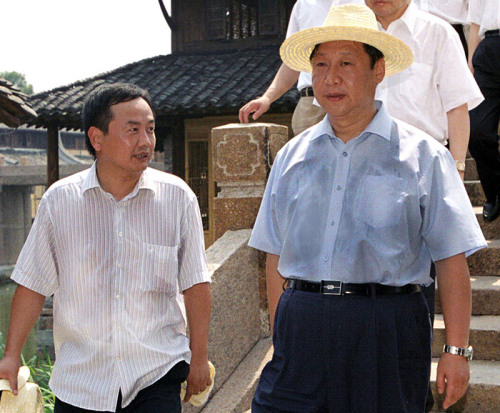2005年8月3日，習近平在浙江嘉興桐鄉(xiāng)市烏鎮(zhèn)調研古鎮(zhèn)保護工作。資料圖片