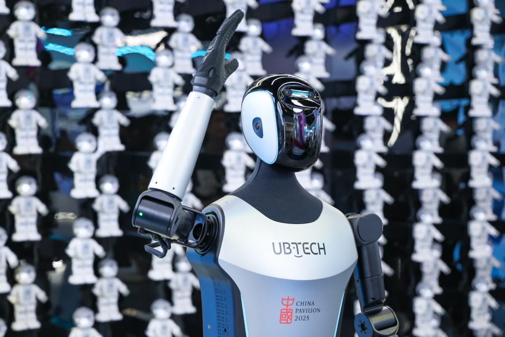 △ 2025年4月23日，在深圳優(yōu)必選科技展廳內(nèi)，商用版人形機(jī)器人Walker C向觀眾揮手致意。