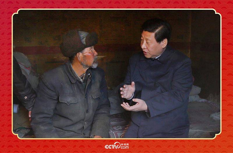 2013年2月3日，習(xí)近平總書記和甘肅省定西市渭源縣元古堆村八旬老黨員馬崗親切交談，了解當(dāng)?shù)厣a(chǎn)生活情況。
