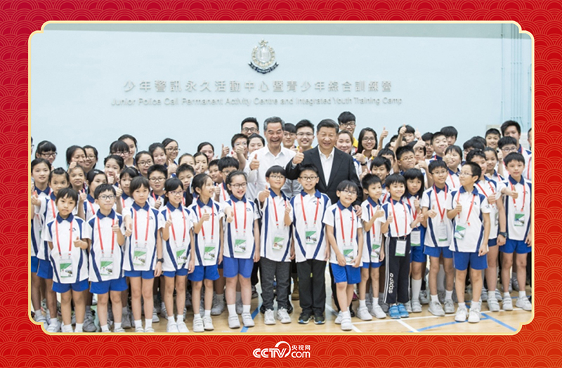 2017年6月30日上午，國(guó)家主席習(xí)近平來(lái)到香港少年警訊永久活動(dòng)中心暨青少年綜合訓(xùn)練營(yíng)考察，看望正在訓(xùn)練的香港青少年。這是習(xí)近平同少年警訊成員合影。