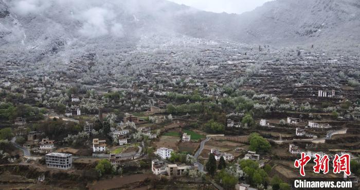 四川丹巴：雪后的古碉與藏寨美如畫