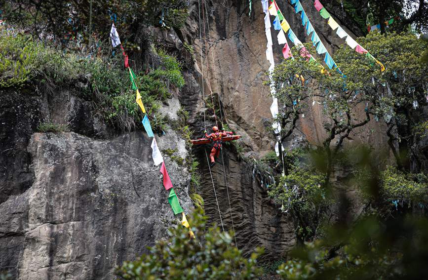 被困人員垂直提拉至安全位置。西繞拉翁攝