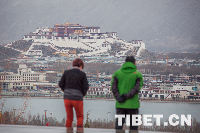 游客遠眺布達拉宮