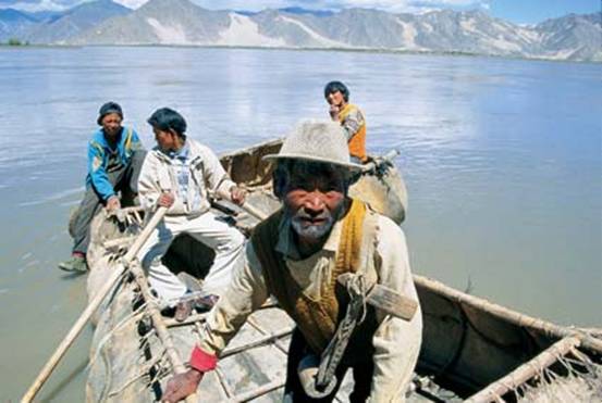 1圖 拉薩渡口的牛皮船。圖片來源《中國西藏》雜志.jpg