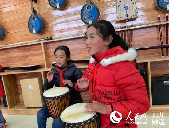 民族樂(lè)器興趣小組的學(xué)生們正在練習(xí)音樂(lè)。（高婉汀 攝）