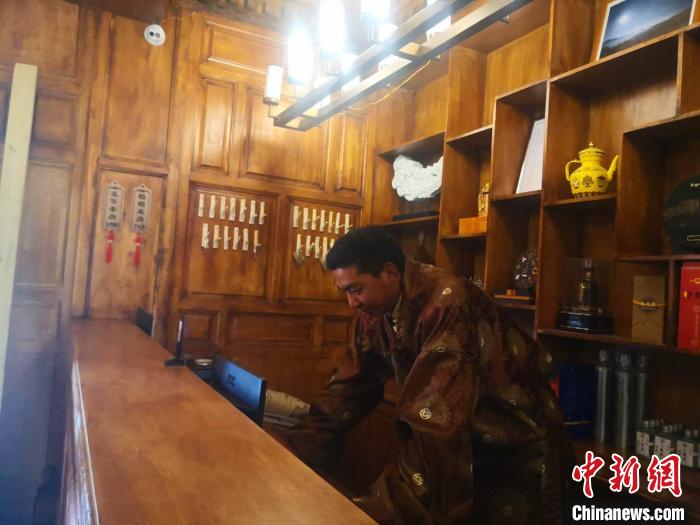 圖為桑杰才讓用電腦處理財務(wù)。　史靜靜 攝