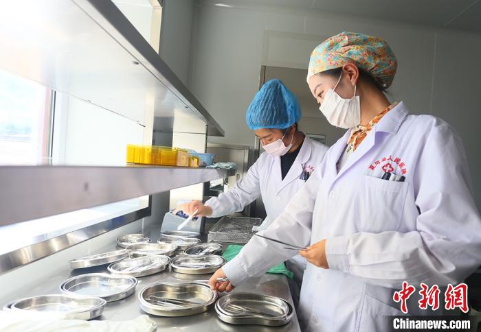 7月下旬，夏河縣人民醫(yī)院醫(yī)生進行手術用具的消毒清潔?！「哒?攝