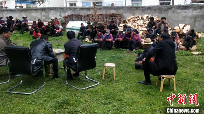 村民接受防火常識教育。若爾蓋縣林業(yè)和草原局供圖