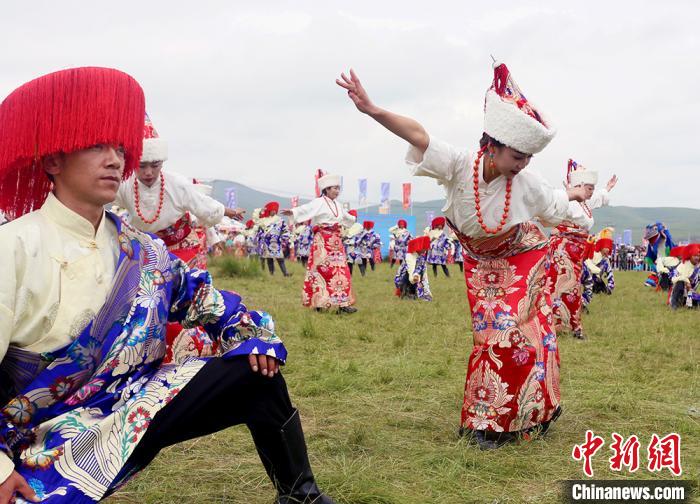 當(dāng)?shù)孛癖姎g慶香浪節(jié)。　高展 攝