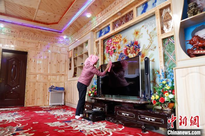 圖為做家務的項青達杰妻子。　馬銘言 攝