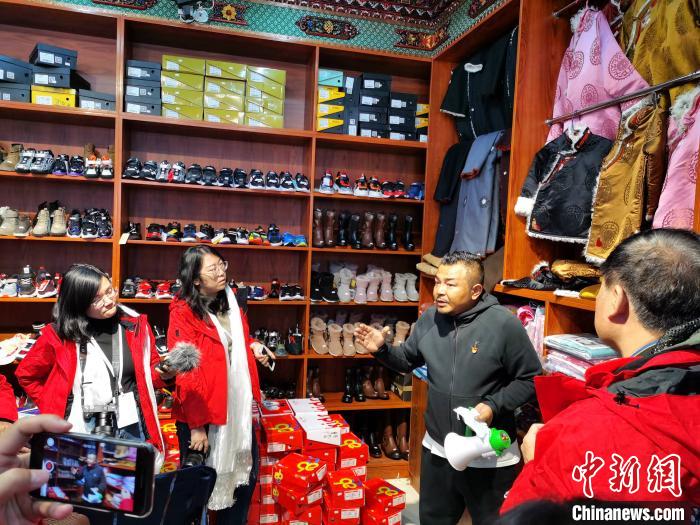 圖為中外媒體在玉樹州玉樹市甘達(dá)村采訪?！?zhí)砀?攝