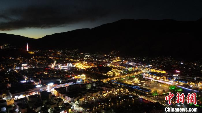 圖為玉樹市城市建設(shè)。　蘇丹 攝