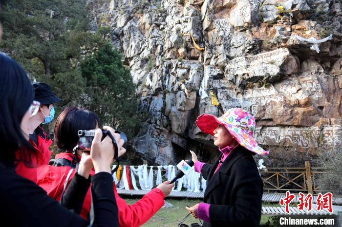 圖為中外媒體在玉樹州玉樹市采訪文旅融合情況?！?zhí)砀?攝