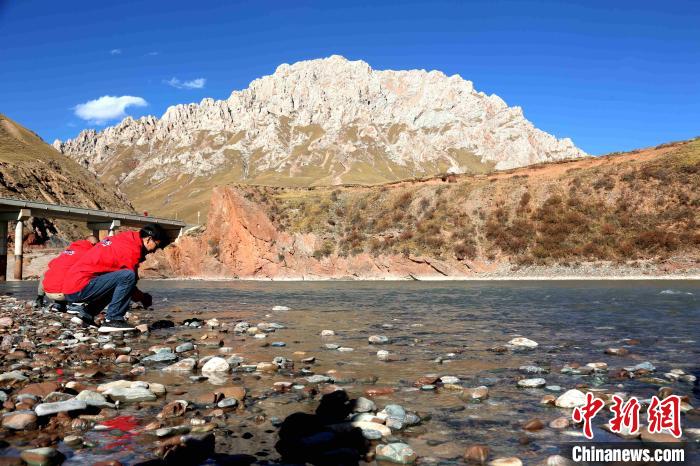 圖為中外記者在雜多縣境內的瀾滄江干流采訪當?shù)厣鷳B(tài)保護情況?！?zhí)砀?攝