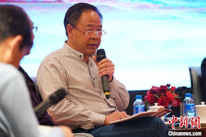 圖為青海省藝術(shù)研究所所長(zhǎng)、文化學(xué)者耿占坤發(fā)表觀點(diǎn)。　蘇丹 攝