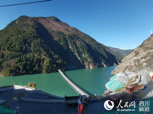 這條單跨353米索道橋，是全國最長的民用重載索道橋，技術(shù)要求高，施工難度極大。僅完成進(jìn)行便道、索道橋施工就用了一年時(shí)間。郭瑩 攝
