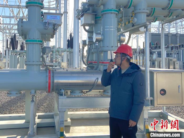 圖為國網(wǎng)青海檢修公司專業(yè)人員在沙柳變電站驗收設(shè)備。　唐胥 攝