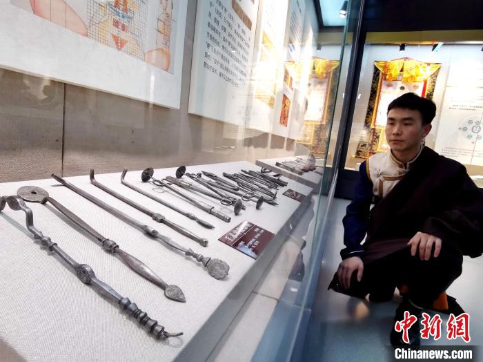 圖為陳展的藏醫(yī)手術(shù)器械?！?zhí)砀?攝