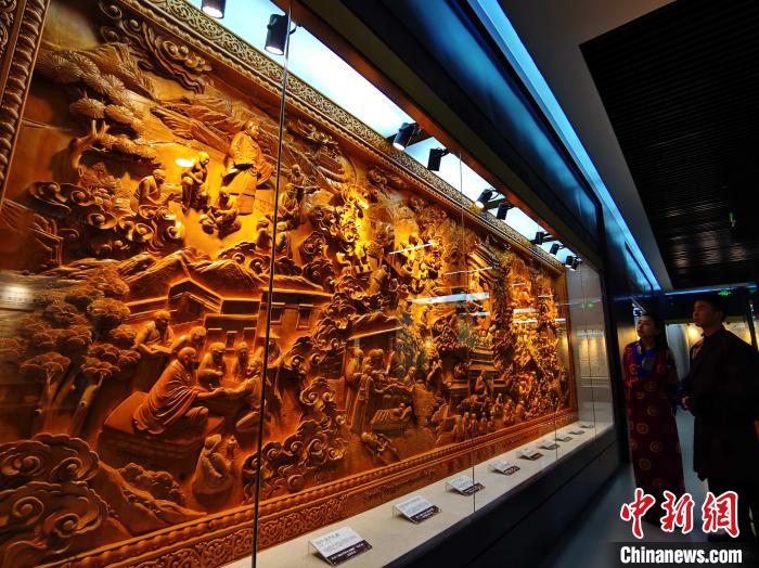 圖為青海大學民族醫(yī)學博物館陳展的歷代知名藏醫(yī)浮雕?！?zhí)砀?攝