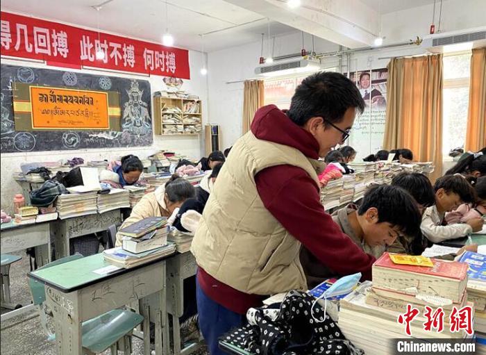 學生在免費輔導班上課?！∧岈敵?攝