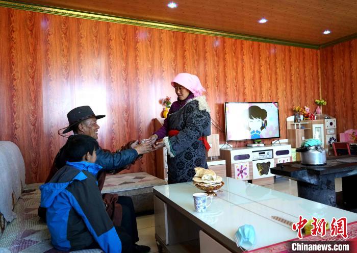 圖為易地搬遷后的哇保家?！〔彭?xiàng)什姐 攝