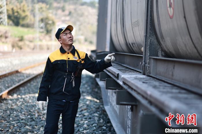 格西澤郎巡查?？康呢涍\(yùn)列車?！√K志剛 攝