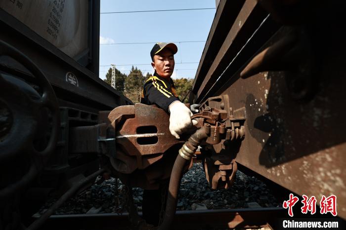 寶成鐵路四等小站的藏族小伙：“鐵路是我的夢想”