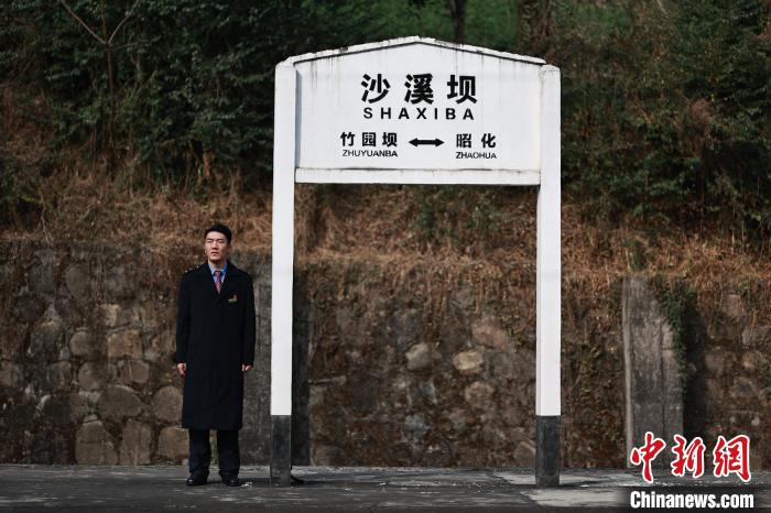 格西澤郎在沙溪壩站站臺值守。　蘇志剛 攝