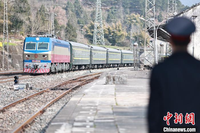 列車駛入沙溪壩站?！√K志剛 攝