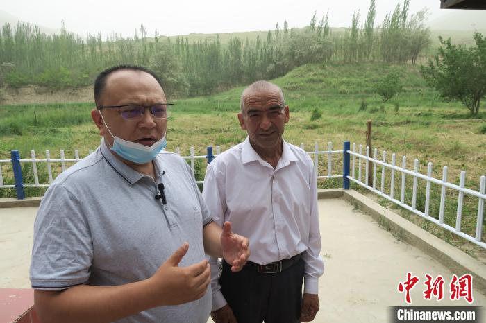 圖右為普魯村當(dāng)年迎接進(jìn)藏先遣連入村的見證者后代西日普·依布地?！畛坛?攝