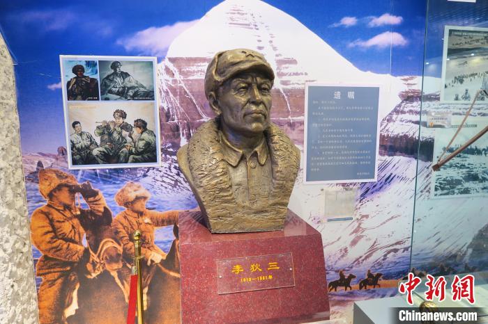 圖為南疆軍區(qū)某合成團1連榮譽室，雕像是進(jìn)藏先遣英雄連總指揮李狄三?！畛坛?攝