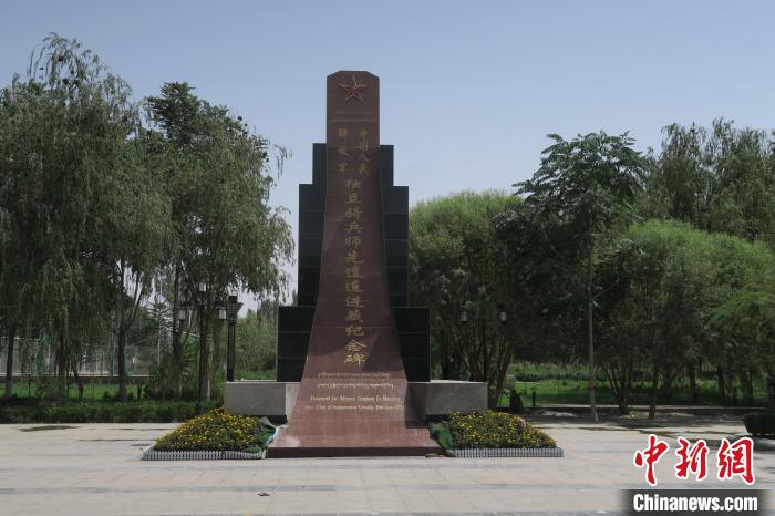 圖為位于于田縣中心的中國人民解放軍獨立騎兵師先遣連進(jìn)藏紀(jì)念碑。　楊程晨 攝