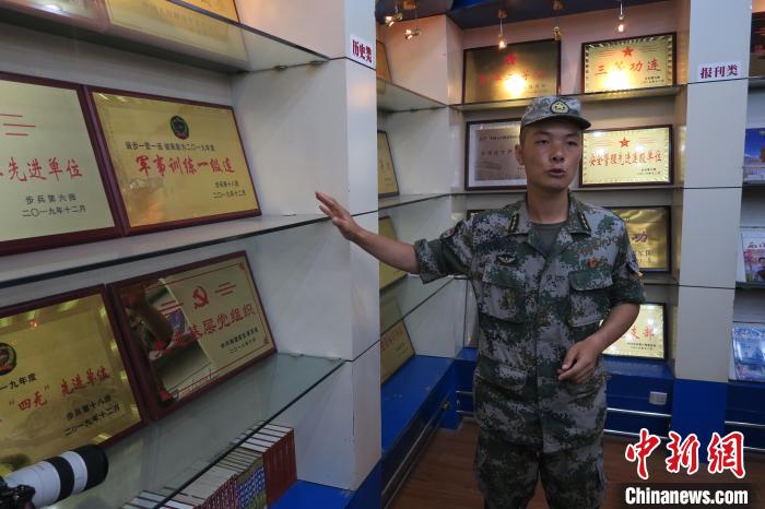 圖為南疆軍區(qū)某合成團1連連長齊楠?！畛坛?攝