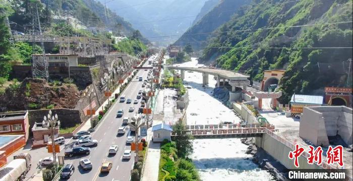 郭達(dá)山隧道進(jìn)口實況?！】蛋蛡髅焦﹫D