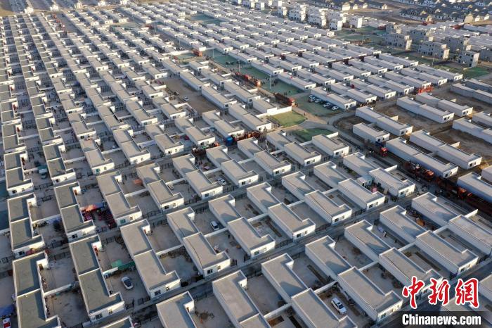 圖為蘭州新區(qū)移民安置區(qū)?！《P 攝