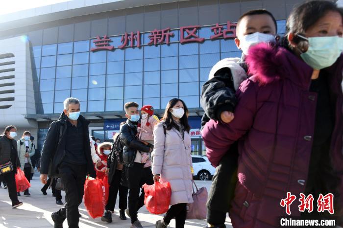 圖為搬遷民眾剛出火車站?！《P 攝