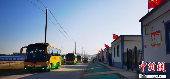 圖為搬遷民眾抵達(dá)安置區(qū)?！∥航ㄜ?攝