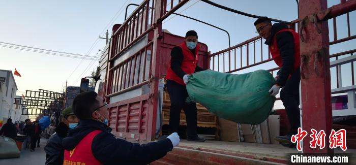 圖為志愿者幫忙搬運(yùn)家具等物資?！∥航ㄜ?攝