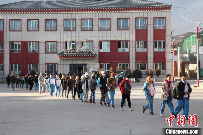 圖為瑪沁縣第一民族中學(xué)?！『F龍 攝