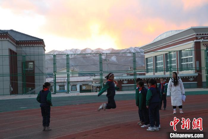 圖為學(xué)生們開展社團活動?！『F龍 攝