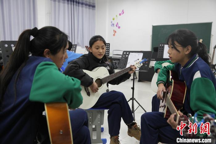 青?，斍撸簻p負不減質(zhì)“均衡發(fā)展”是教育關(guān)鍵詞