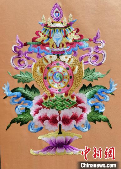 圖為藏繡作品?！∑钤鲚?攝