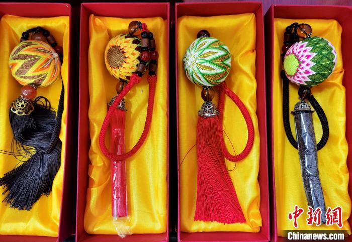 圖為藏繡手工藝品?！∑钤鲚?攝