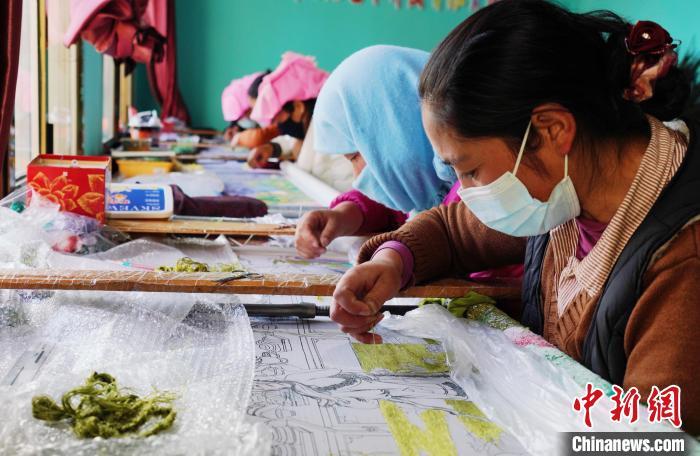 圖為繡娘正在進行刺繡?！●R銘言 攝