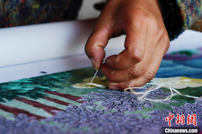 圖為“藏繡”細(xì)節(jié)圖。　馬銘言 攝