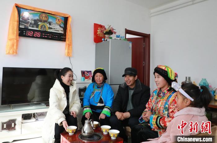 新家是兩層小樓房，一樓布置得充滿現(xiàn)代感，喝著藏式奶茶，一家人聊著今年春節(jié)怎么過。　丁思 攝