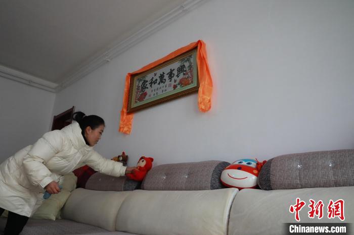 27日，春節(jié)將至，楊周馬草打掃房屋，拆洗沙發(fā)靠墊等?！《∷?攝