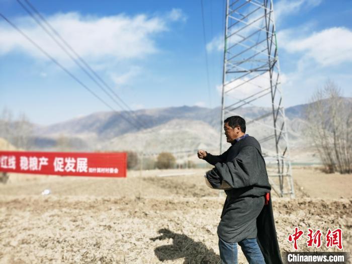 圖為藏族民眾撒種、施肥?！?zhí)砀?攝